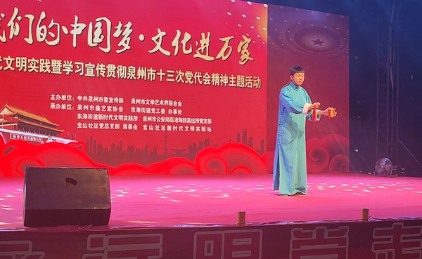 南安六中黄桂皇同学在文化进万家活动舞台上表演快板.jpg