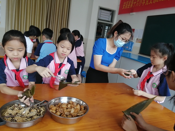 学生学习包粽子。（摄影：吴素云）.jpg